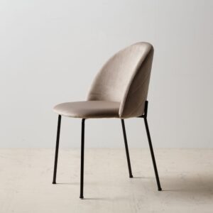 Silla beige tapizada en tela con estructura metálica – 43 x 47 x 78,5 cm