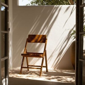 Silla plegable de madera natural en acabado negro estilo contract – 49 x 58 x 87,5 cm