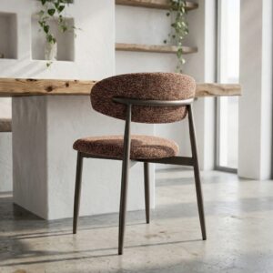 Silla color teja tapizada en tela con estructura metálica estilo contract – 53 x 51 x 76,5 cm